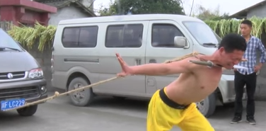 Crazy Video: Nothing can break this Shaolin kungfu master